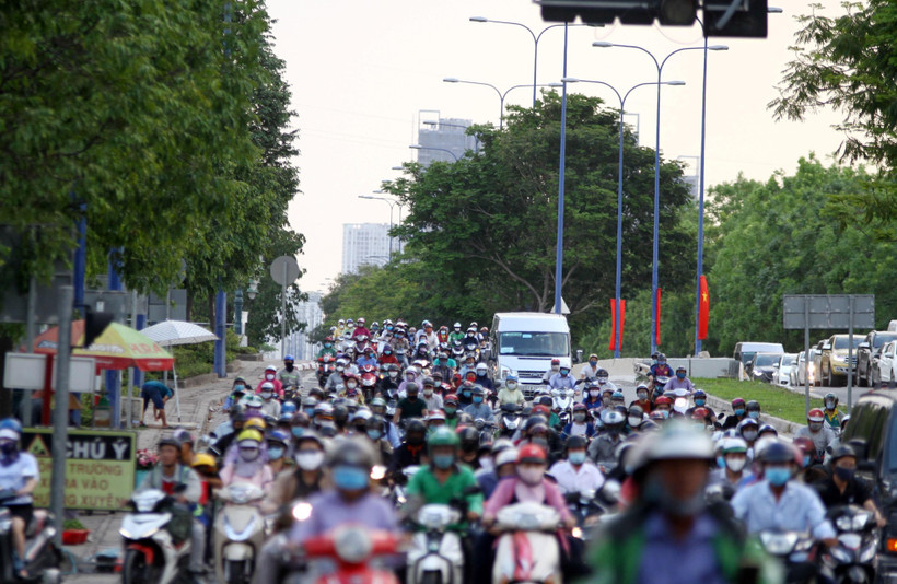 Các phương tiện lưu thông trên đường Mai Chí Thọ, Thành phố Hồ Chí Minh. (Ảnh: Tiến Lực/TTXVN)