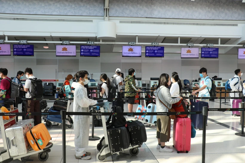 Công dân đang xếp hàng chờ làm thủ tục tại sân bay quốc tế Toronto. (Ảnh: Vũ Quang Thịnh/TTXVN)