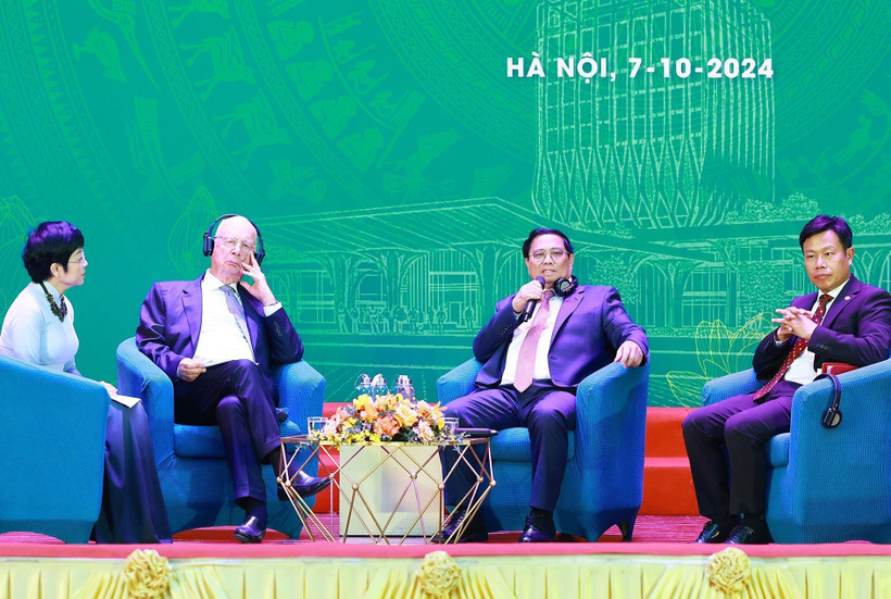 Thủ tướng Phạm Minh Chính và Giáo sư Klaus Schwab, Chủ tịch sáng lập Diễn đàn Kinh tế thế giới (WEF) giao lưu với sinh viên. (Ảnh: Dương Giang/TTXVN)