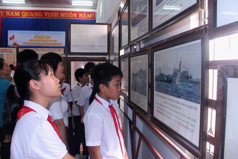 Học sinh tham quan triển lãm. (Ảnh: Hồng Hiếu- TTXVN)