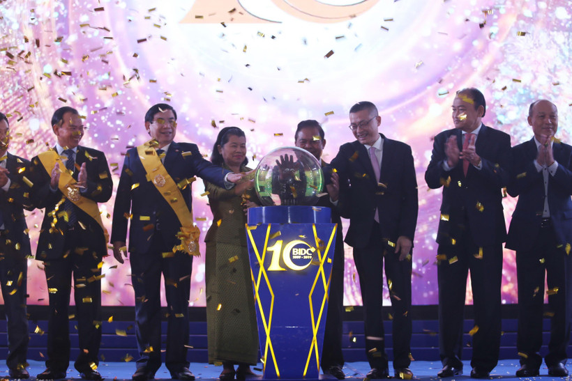 Nghi thức đánh dấu kỷ niệm 10 năm thành lập BIDC. (Ảnh: Trần Long-Minh Hưng/TTXVN)