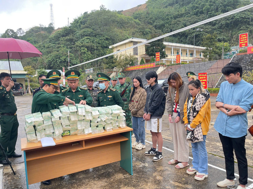 Tang vật thu giữ gồm 70kg Ketamine được cất giấu tinh vi trong ghế ngồi của xe ô tô và bình xăng, cùng một xe ô tô mang biển số Lào 1628. (Ảnh: HQ/Vietnam+)