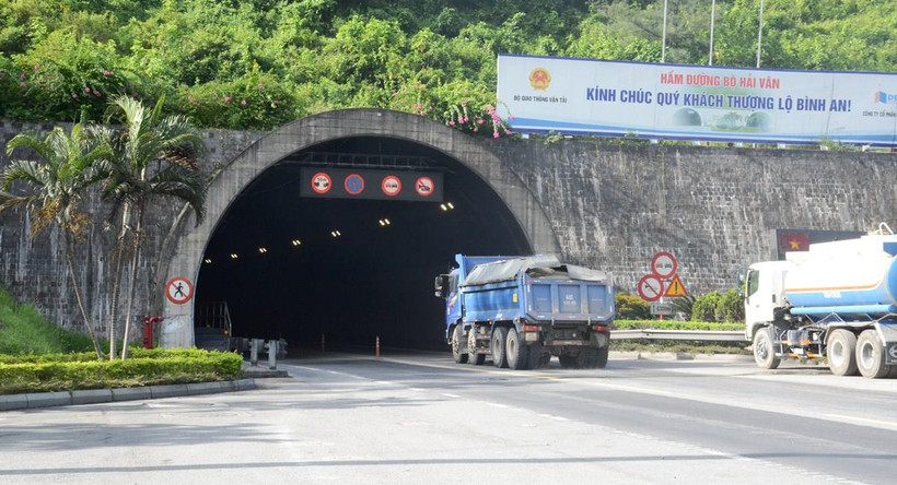Phương tiện lưu thông qua hầm đường bộ Hải Vân. (Ảnh: Việt Hùng/Vietnam)