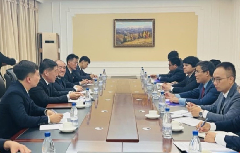 Thứ trưởng Thường trực Nguyễn Minh Vũ và Thứ trưởng Ngoại giao Triều Tiên Pak Sang Gil đồng chủ trì Trao đổi chính sách cấp Thứ trưởng Ngoại giao Việt Nam-Triều Tiên lần thứ 5. (Ảnh: TTXVN phát)