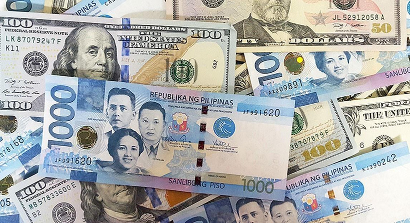 Đồng peso của Chile và đồng đôla Mỹ. (Ảnh: VOA News/TTXVN)