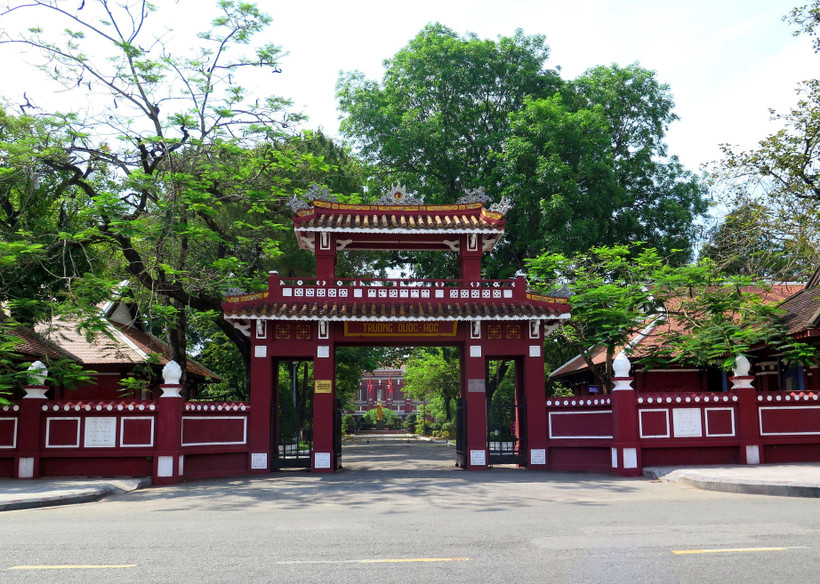 Trường Quốc Học luôn tự hào đã góp phần bồi đắp nên một nhân cách lớn, một bản lĩnh lớn, một lãnh tụ thiên tài cho dân tộc- Chủ tịch Hồ Chí Minh kính yêu. (Ảnh: Tường Vi/TTXVN)