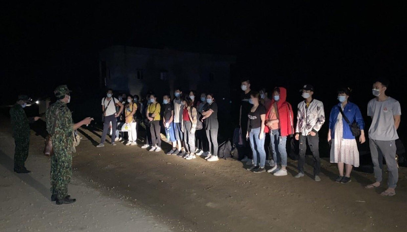 Các công dân nhập cảnh trái phép vào địa phận xã Ngọc Chung, huyện Trùng Khánh, tỉnh Cao Bằng. (Ảnh: TTXVN phát)