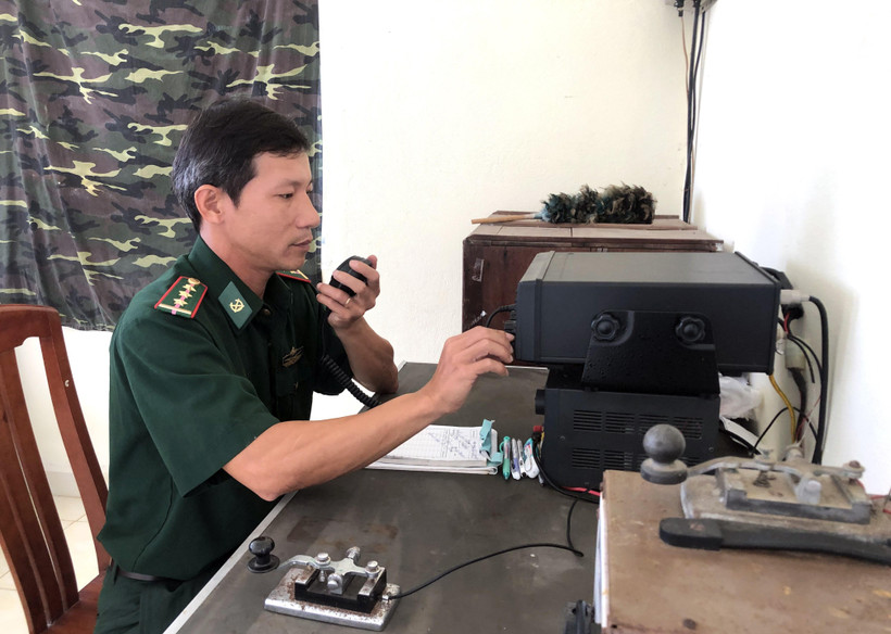 Tuyên truyền về công tác bầu cử qua điện đàm đến ngư dân. Ảnh minh họa. (Nguồn: TTXVN)