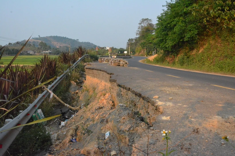 Đèn cảnh báo và dây giăng trên đoạn bị sụt lún không còn đã tiềm ẩn nguy cơ mất an toàn giao thông. (Ảnh: Tuấn Anh/TTXVN)