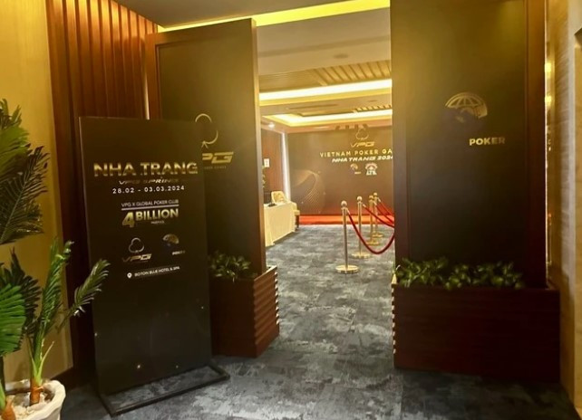 Cửa vào khu vực tổ chức vẫn trưng bày những tấm biển quảng bá giải đấu Poker. (Nguồn: Báo Tiền phong)