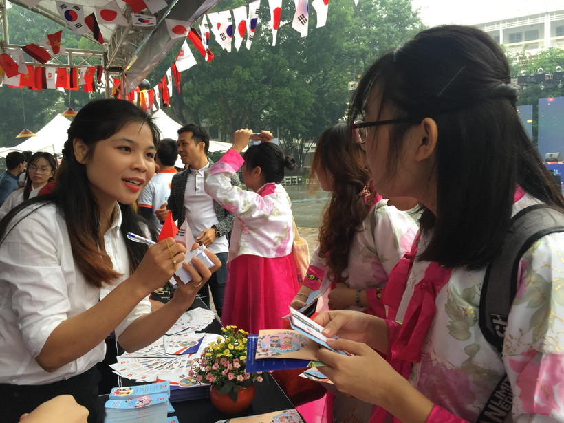 Sinh viên Hà Nội tìm hiểu cơ hội học tập tại Hàn Quốc. (Ảnh: Kim Anh/TTXVN)
