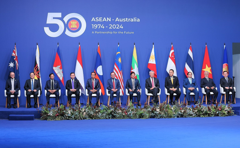 Thủ tướng Australia Anthony Albanese, Thủ tướng Phạm Minh Chính cùng các Trưởng đoàn và Tổng Thư ký ASEAN Kao Kim Hourn. (Ảnh: Dương Giang/TTXVN)