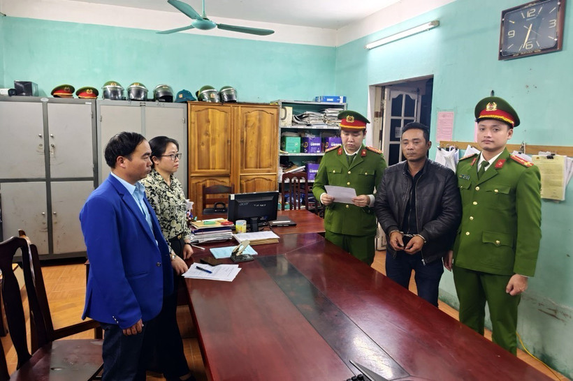 Cơ quan Cảnh sát điều tra Công an tỉnh Tuyên Quang đọc Quyết định khởi tố đối với Lê Văn Tân, lái xe Container gây tai nạn đặc biệt nghiêm trọng ở Tuyên Quang. (Ảnh: TTXVN phát)