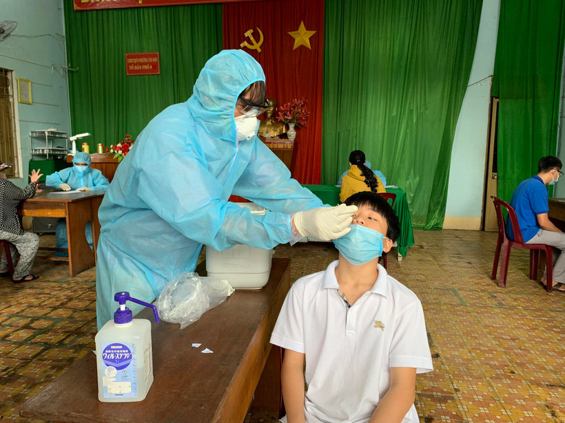 Lực lượng chức năng tỉnh Gia Lai lấy mẫu xét nghiệm tại khu vực phường Tây Sơn, thành phố Pleiku, tỉnh Gia Lai. (Ảnh: Quang Thái/TTXVN phát)