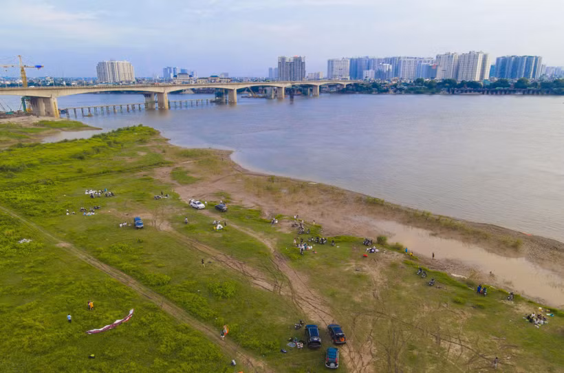 Bãi bồi ven sông Hồng mở ra nhiều cơ hội để xây dựng các không gian sáng tạo. (Ảnh: TTXVN phát)