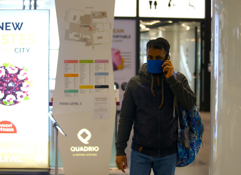 Người dân đeo khẩu trang phòng dịch COVID-19 tại Prague, CH Séc. (Ảnh: THX/TTXVN)