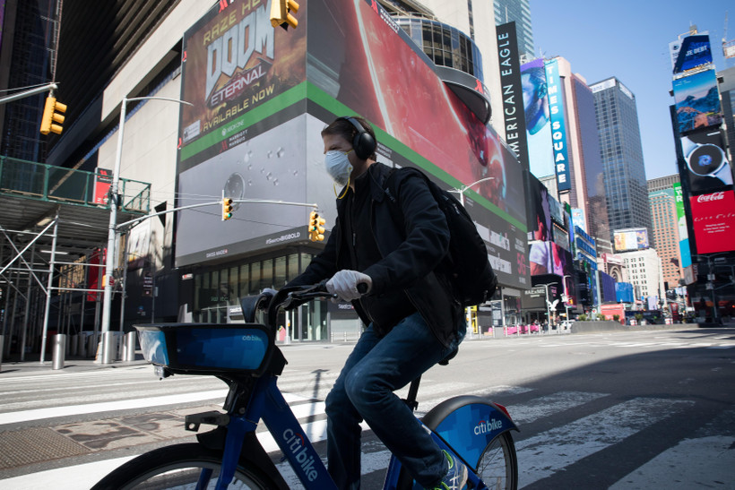 Người dân đeo khẩu trang nhằm ngăn chặn sự lây lan của dịch COVID-19 tại New York, Mỹ. (Ảnh: THX/TTXVN)