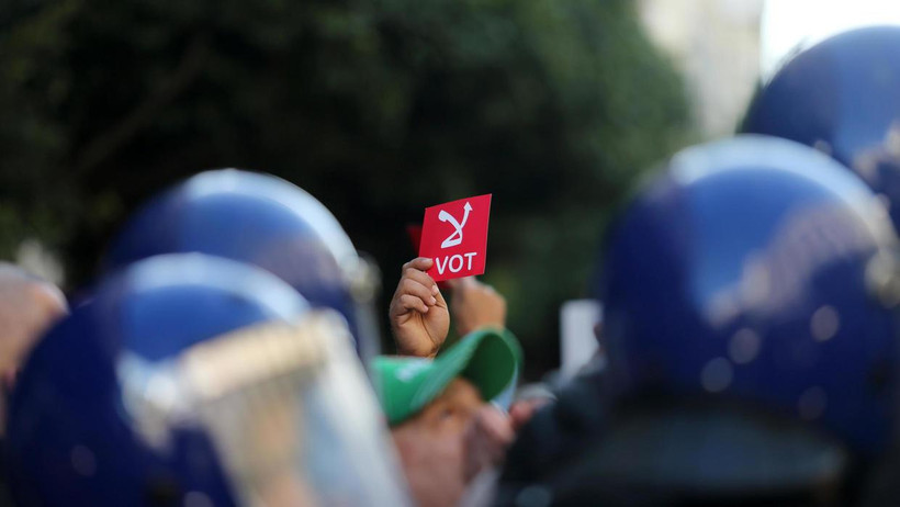 Người dân Algeria bỏ phiếu bầu cử Tổng thống. 