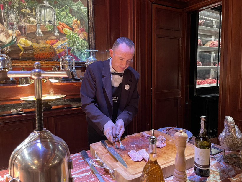 Đội ngũ làm bếp của nhà hàng với khoảng 90 người, đảm nhiệm tất cả các khâu chế biến theo đúng bản sắc Pháp. (Ảnh: Nguyễn Thu Hà/TTXVN)