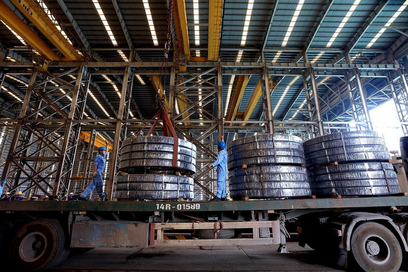 Thép thành phẩm được vận chuyển đến kho cảng xuất ra thị trường. (Ảnh: Tuấn Anh/TTXVN)