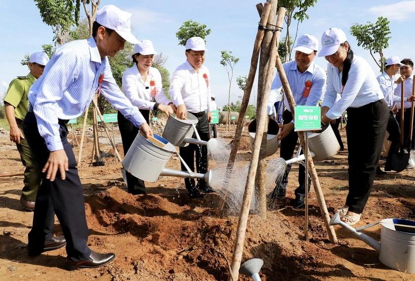 Các đại biểu trồng cây tại lễ phát động. (Ảnh: Hồng Giang/TTXVN)