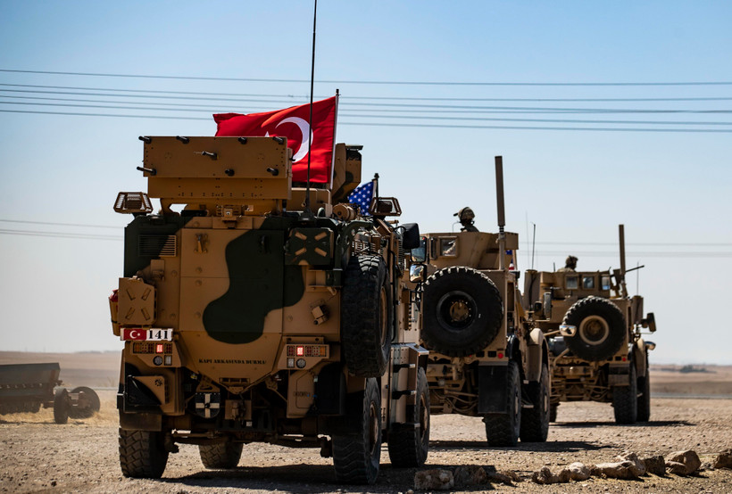 Xe quân sự của Mỹ và Thổ Nhĩ Kỳ tuần tra tại ngoại ô thị trấn Tal Abyad (Syria), giáp giới với Thổ Nhĩ Kỳ ngày 8/9/2019. (Ảnh: AFP/TTXVN)