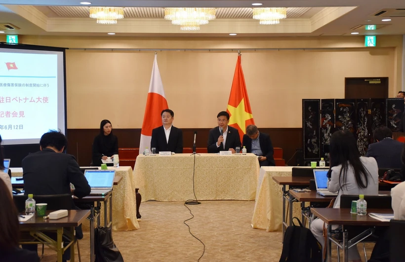 Đại sứ Việt Nam tại Nhật Bản Phạm Quang Hiệu và Thống đốc tỉnh Yamanashi, ông Nagasaki Kotaro, đồng chủ trì cuộc họp báo chung. (Ảnh: Xuân Giao/TTXVN)