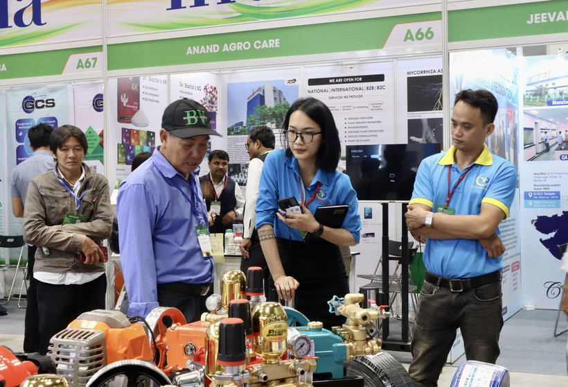 Doanh nghiệp giới thiệu sản phẩm tới khách tham quan tại Triển lãm Agri Vietnam 2024. (Ảnh: Xuân Anh/TTXVN)