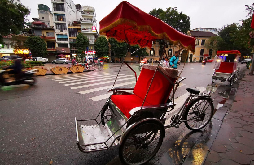 Dịch vụ xích lô quanh hồ Hoàn Kiếm. (Ảnh: Thành Đạt/TTXVN)