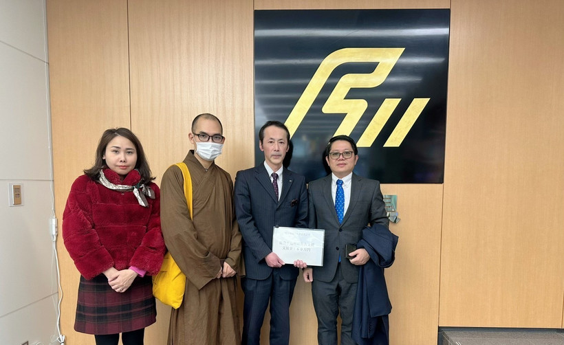 Đại diện Ban vận động cứu trợ trao tiền quyên góp cho Trưởng Đại diện tỉnh Ishikawa. (Ảnh: Xuân Giao/TTXVN)