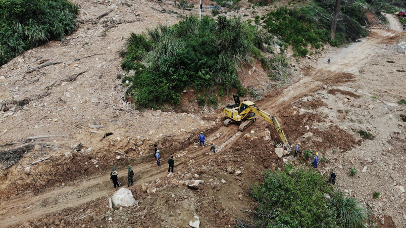 Hình ảnh san lấp, khắc phục tình trạng sạt lở đường dẫn vào xã Trường Sơn cách đây 10 ngày. (Ảnh: Danh Lam/TTXVN)