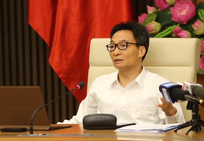 Phó Thủ tướng Vũ Đức Đam chủ trì cuộc họp chiều 2/11. (Ảnh: Dương Giang/TTXVN)