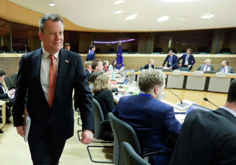 Trưởng đoàn đàm phán Brexit của Anh David Frost (trái) tới dự vòng đàm phán về thỏa thuận hậu Brexit ở Brussels, Bỉ ngày 2/3/2020. (Ảnh: AFP/TTXVN)