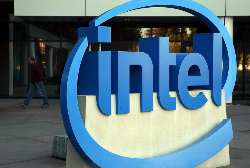 Biểu tượng Intel tại trụ sở của hãng ở Santa Clara, bang California, Mỹ. (Ảnh: AFP/TTXVN)