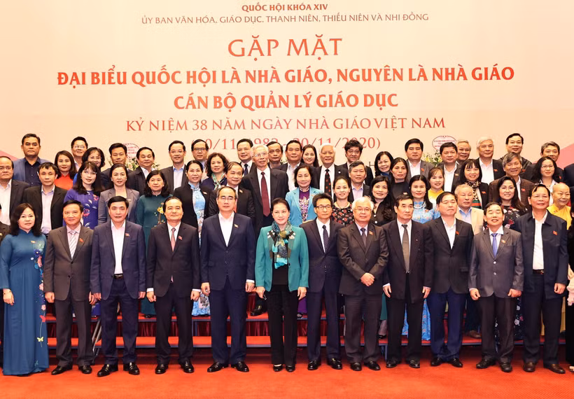 Chủ tịch Quốc hội Nguyễn Thị Kim Ngân với các Đại biểu tại buổi gặp mặt. (Ảnh: Trọng Đức/TTXVN)