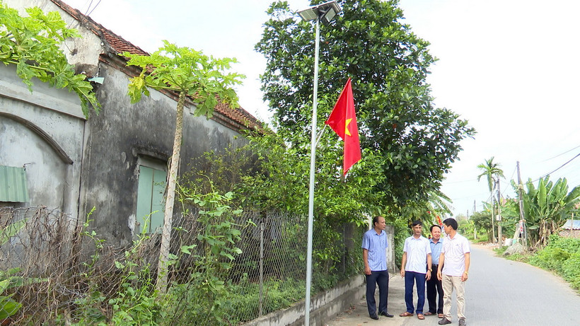 Tuyến đường tại xã Hà Giang, huyện Đông Hưng được lắp đặt hệ thống chiếu sáng, tạo điều kiện để người dân yên tâm lao động, sản xuất, phát triển kinh tế-xã hội. (Ảnh: Thanh Bình/Vietnam+)