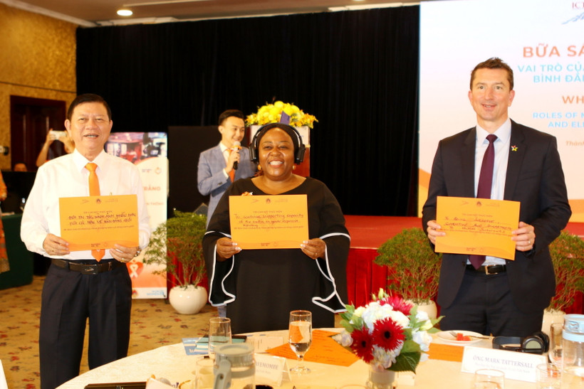 Phó Đại sứ Australia tại Việt Nam Mark Tattersall, Quyền Trưởng Văn phòng UN Women Việt Nam Caroline Nyamayemomb và Phó Giám đốc Sở Lao động-Thương binh và Xã hội TP.HCM Nguyễn Tăng Minh đăng ký cam kết chung tay xóa bỏ bạo lực với phụ nữ và trẻ em. (Ảnh: Thanh Vũ/TTXVN)