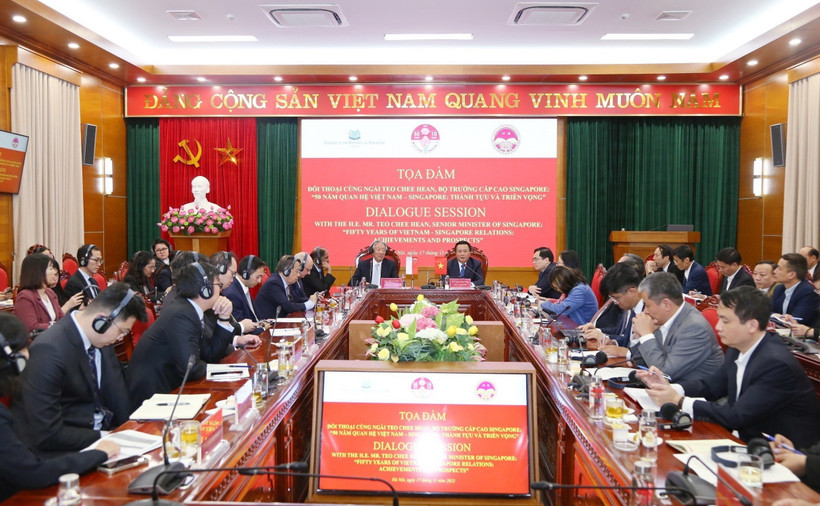 Ủy viên Bộ Chính trị, Giám đốc Học viện Chính trị quốc gia Hồ Chí Minh, Chủ tịch Hội đồng Lý luận Trung ương Nguyễn Xuân Thắng và Bộ trưởng cấp cao kiêm Bộ trưởng Điều phối an ninh quốc gia Singapore Teo Chee Tiêu Chí Hiền chủ trì tọa đàm. (Ảnh: Văn Điệp/TTXVN)