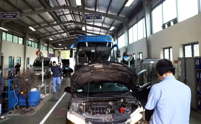 Kiểm tra hệ thống cường độ ánh sáng của đèn pha. (Ảnh: Huy Hùng/TTXVN)