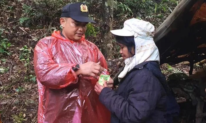 Thời điểm tìm thấy, chị Y Kinh có biểu hiện mệt mỏi, lo lắng, đang ngồi co rúm, run vì lạnh và sợ.