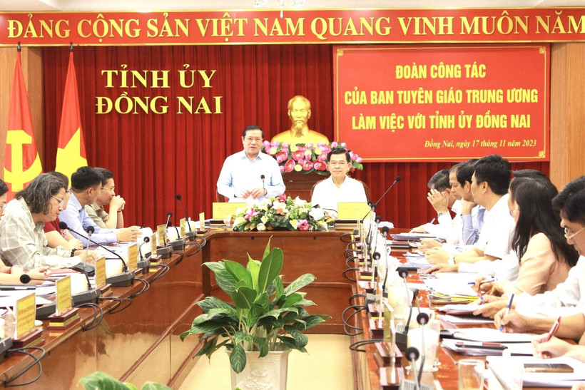 Phó trưởng Ban thường trực Ban Tuyên giáo Trung ương Lại Xuân Môn phát biểu tại buổi làm việc. (Ảnh: TTXVN phát)