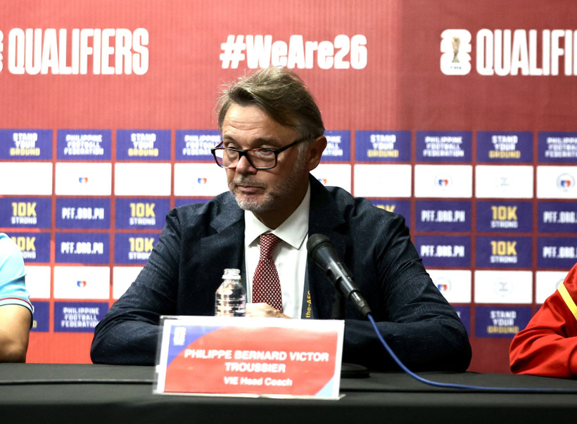 HLV Troussier phát biểu ở cuộc họp báo sau trận thắng của Tuyển Việt Nam. (Ảnh: Hoàng Linh/TTXVN)