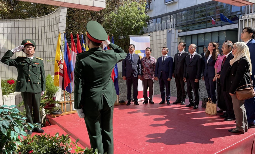 Lễ thượng cờ kỷ niệm 57 năm Ngày thành lập ASEAN tại trụ sở Đại sứ quán Việt Nam tại Pháp. (Ảnh: Thu Hà/TTXVN)