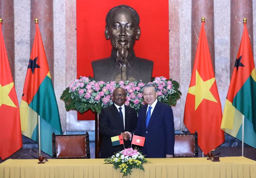 Tổng Bí thư, Chủ tịch nước Tô Lâm và Tổng thống Guinea-Bissau Umaro Sissoco Embaló tại lễ ký các văn kiện hợp tác giữa hai nước. (Ảnh: Lâm Khánh/TTXVN)