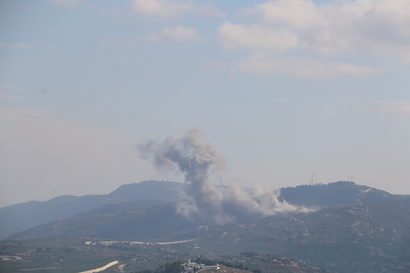 Khói bốc lên sau cuộc không kích của Israel xuống Kafr Kila, Liban ngày 28/8/2024. (Ảnh: THX/TTXVN)