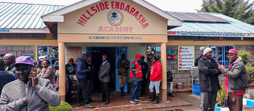 Người dân tập trung tại Học viện Hillside Endarasha ở Nyeri, Kenya sau vụ cháy ký túc xá, ngày 6/9/2024. (Ảnh: THX/TTXVN)
