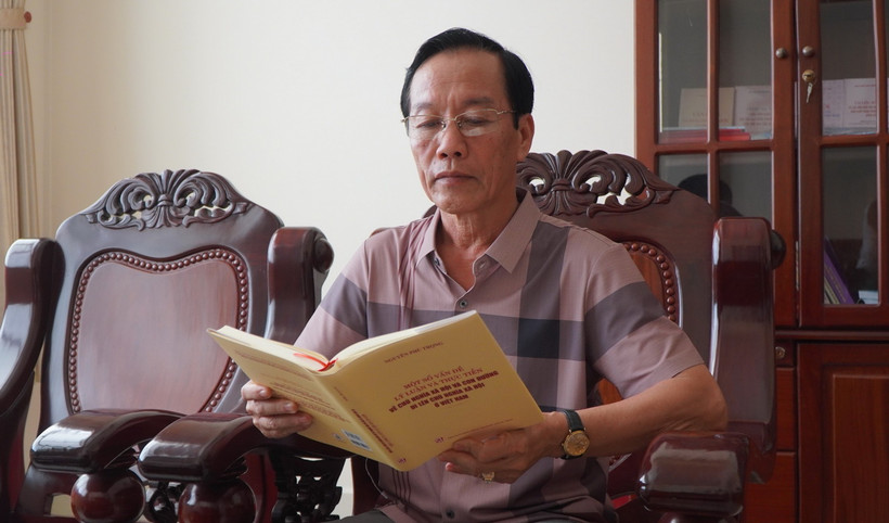 Ông Đinh Văn Năm, Phó Trưởng ban Thường trực Ban Tuyên giáo Tỉnh ủy Đồng Tháp nghiên cứu tác phẩm “Một số vấn đề lý luận và thực tiễn về chủ nghĩa xã hội và con đường đi lên chủ nghĩa xã hội ở Việt Nam.” (Ảnh: Nhựt An/TTXVN)