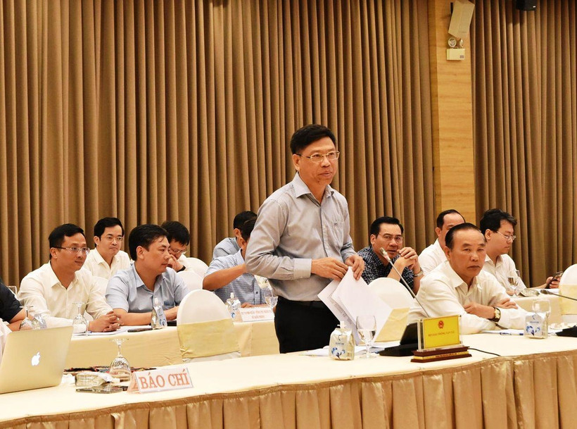 Thứ trưởng Bộ Giao thông Vận tải Nguyễn Xuân Sang trả lời câu hỏi tại buổi họp báo Chính phủ thường kỳ tháng Bảy. (Ảnh: PV/Vietnam+)