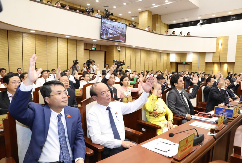 Các đại biểu thông qua chương trình kỳ họp. (Ảnh: Văn Điệp/TTXVN)