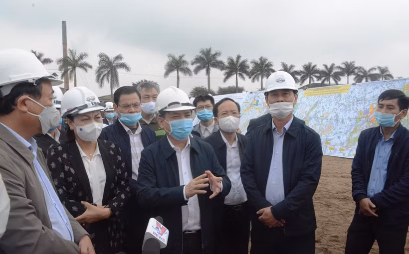 Bộ trưởng Bộ Giao thông Vận tải cùng đoàn công tác kiểm tra tiến độ thi công dự án thành phần cao tốc Bắc Nam phía Đông, đoạn Cao Bồ-Mai Sơn và Mai Sơn-Quốc lộ 45. (Ảnh: Việt Hùng/Vietnam+)